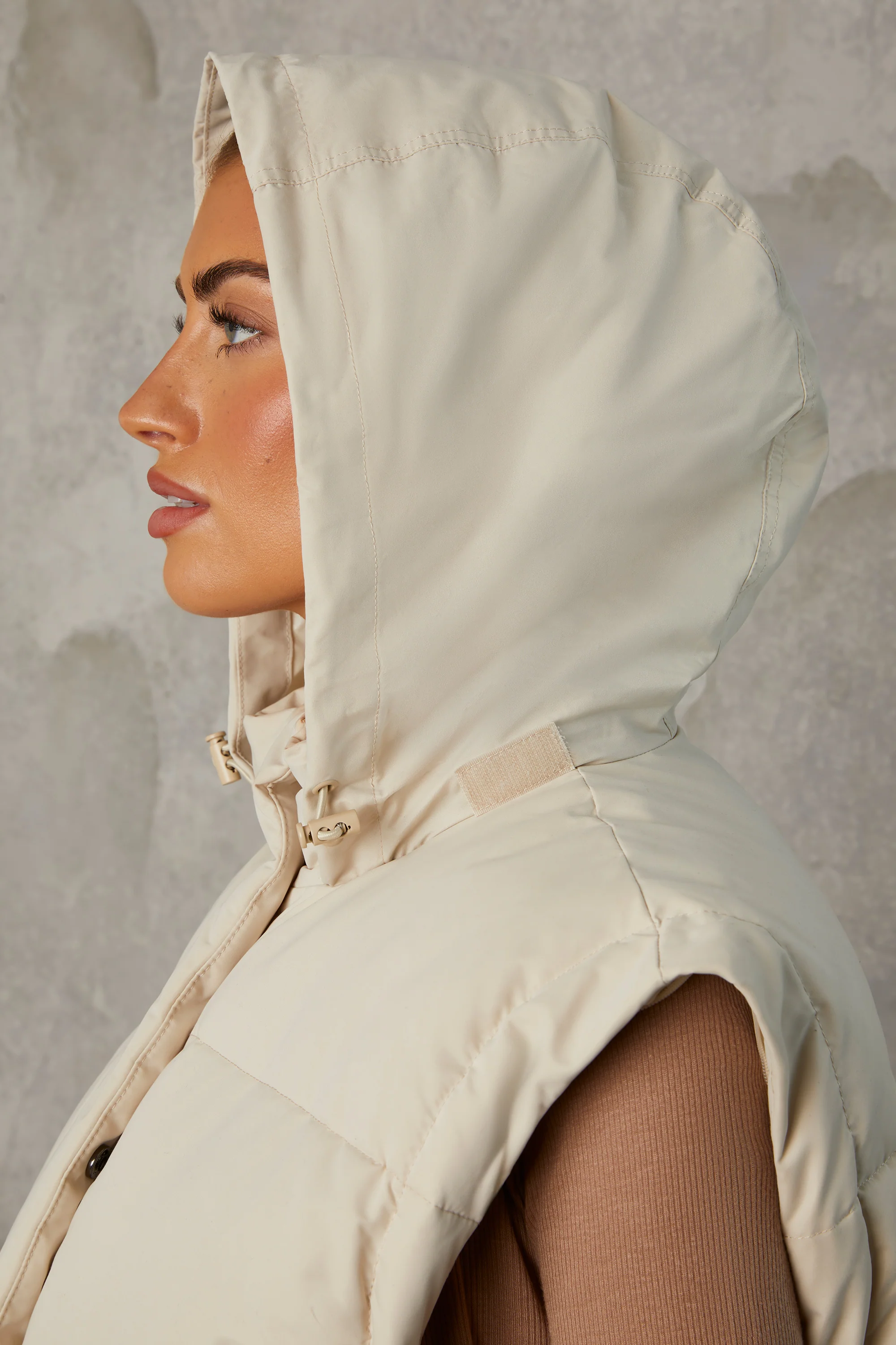 Cropped Puffer Jacket with Detachable Sleeves in Sand - Image 5